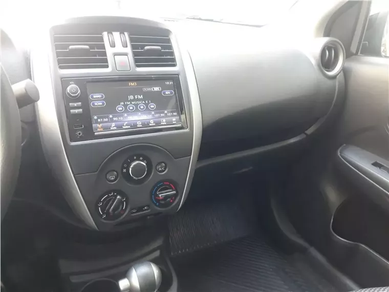 Nissan Versa Preto 1