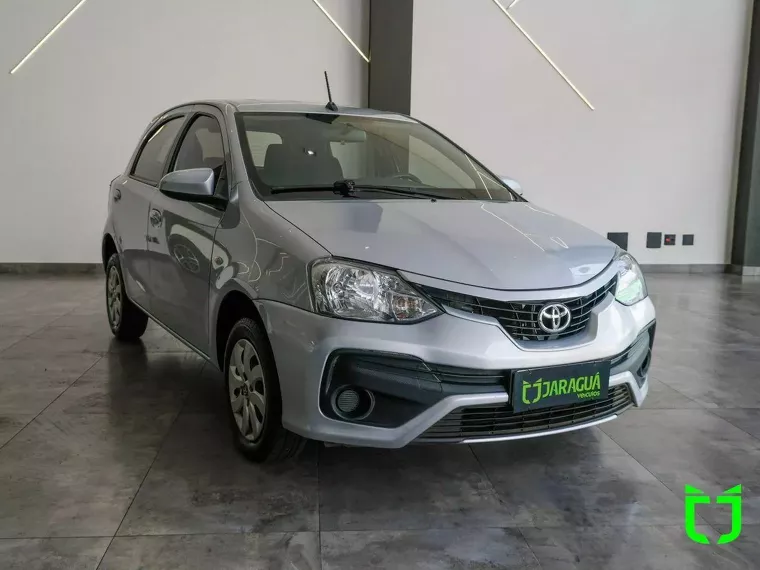 Toyota Etios Prata 1