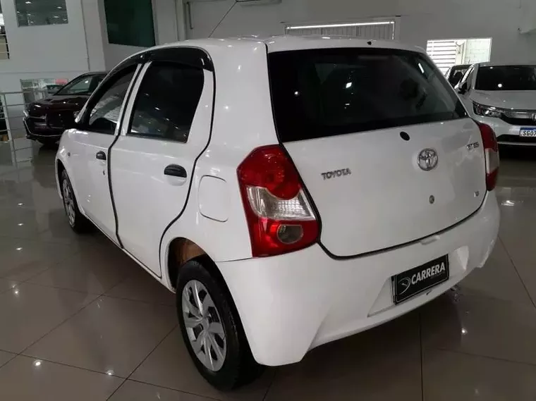 Toyota Etios Branco 19