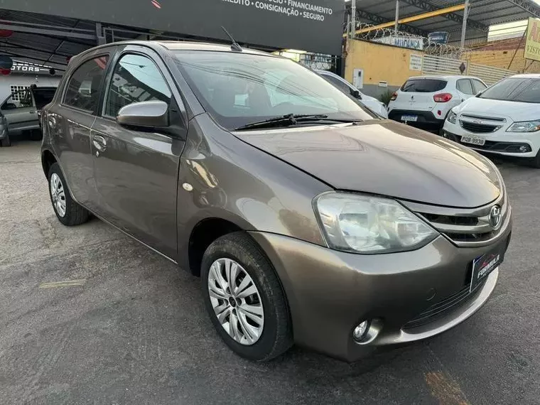 Toyota Etios Cinza 1