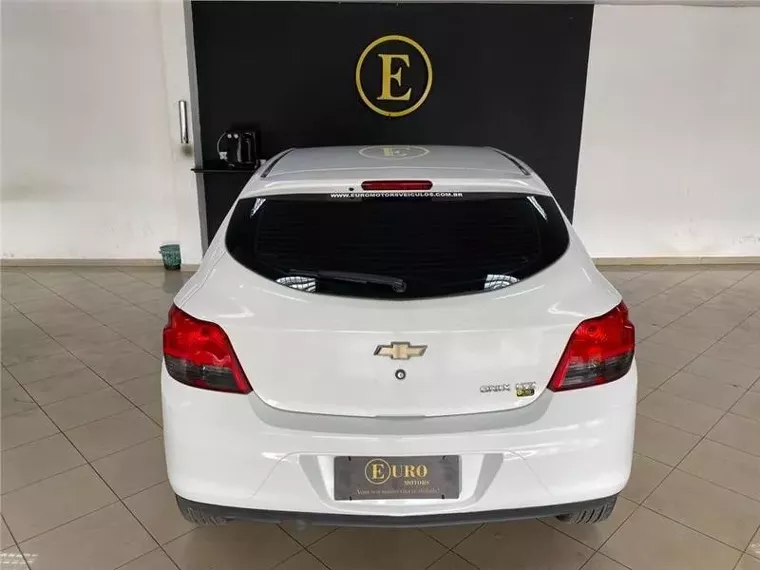 Chevrolet Onix Branco 6