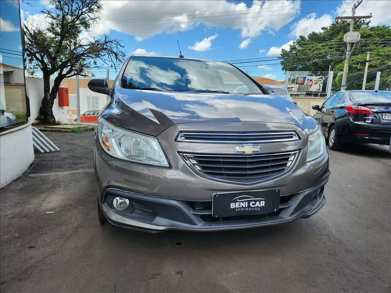 Chevrolet Onix Cinza 6