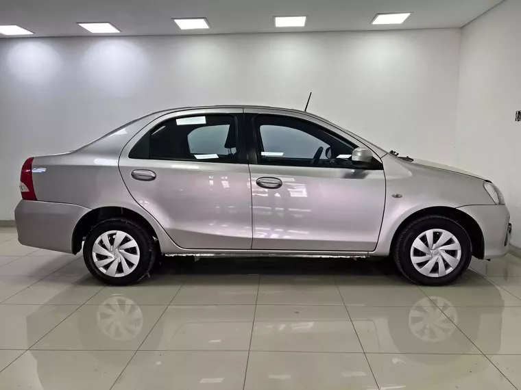 Toyota Etios Prata 9