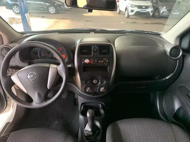 Nissan Versa Branco 6