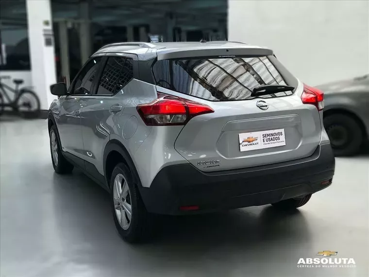 Nissan Kicks Prata 4