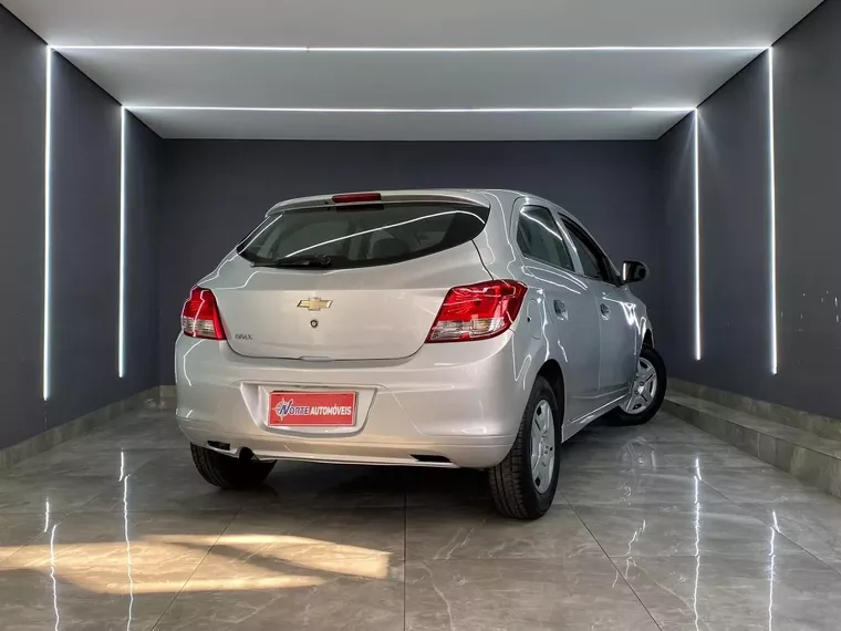 Chevrolet Onix Prata 6