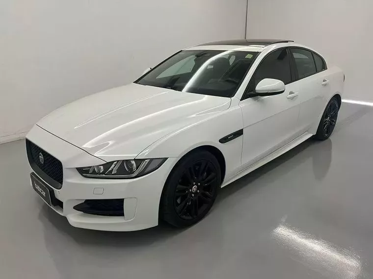 Jaguar XE Branco 4