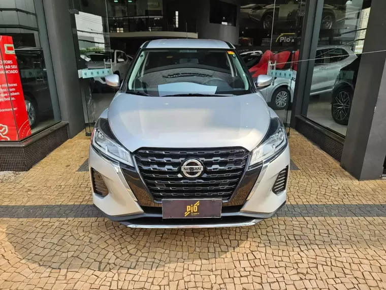 Nissan Kicks Prata 16