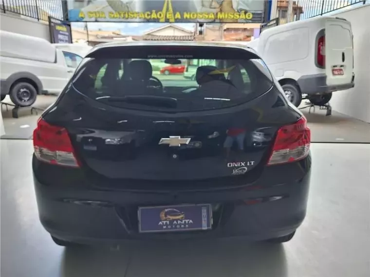 Chevrolet Onix Preto 2