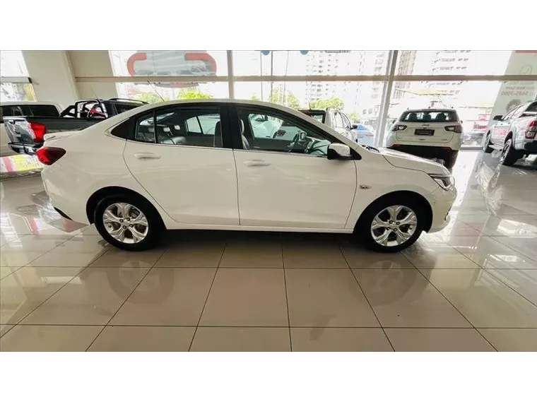 Chevrolet Onix Branco 9