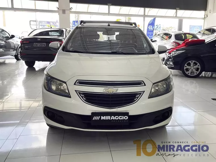 Chevrolet Onix Branco 4