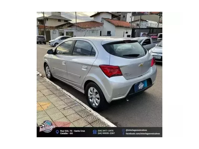 Chevrolet Onix Prata 5