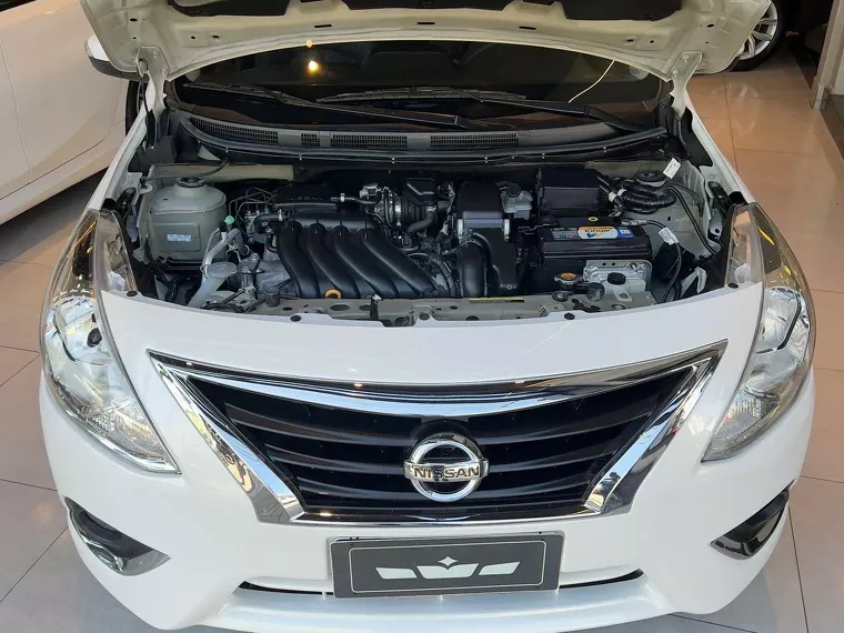 Nissan Versa Branco 2