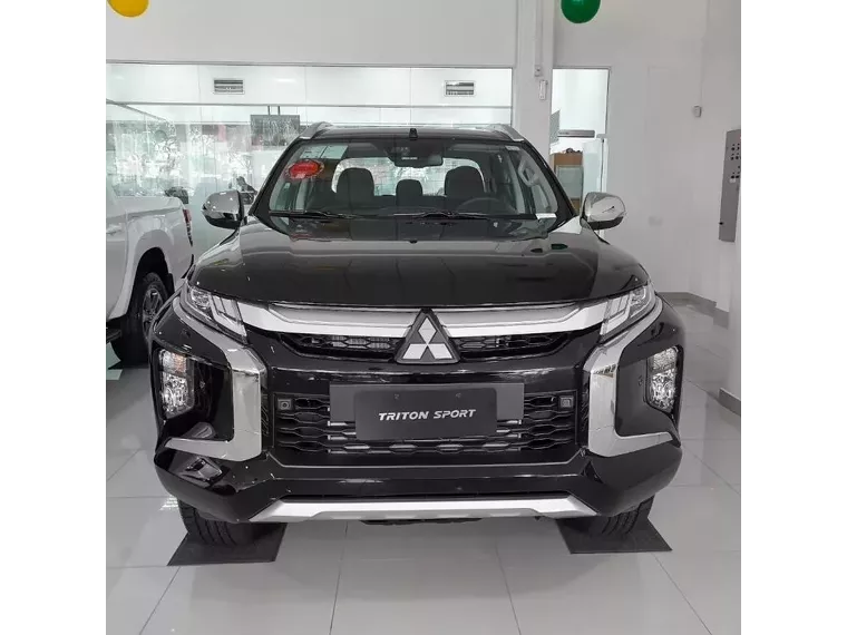 Mitsubishi L200 Triton Preto 10