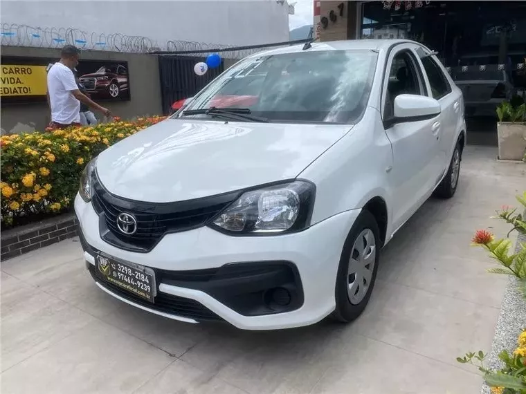 Toyota Etios Branco 3