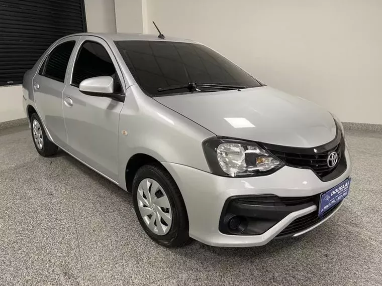 Toyota Etios Prata 10