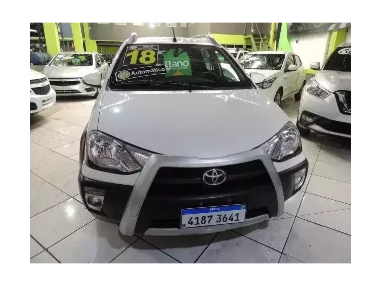 Toyota Etios Branco 1