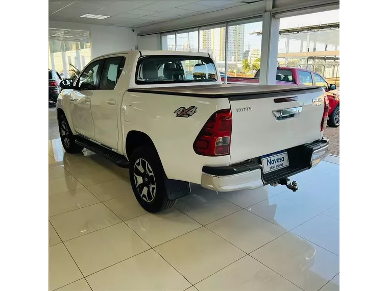 Toyota Hilux Branco 4