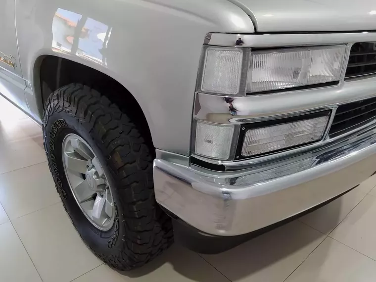 Chevrolet Silverado Prata 15