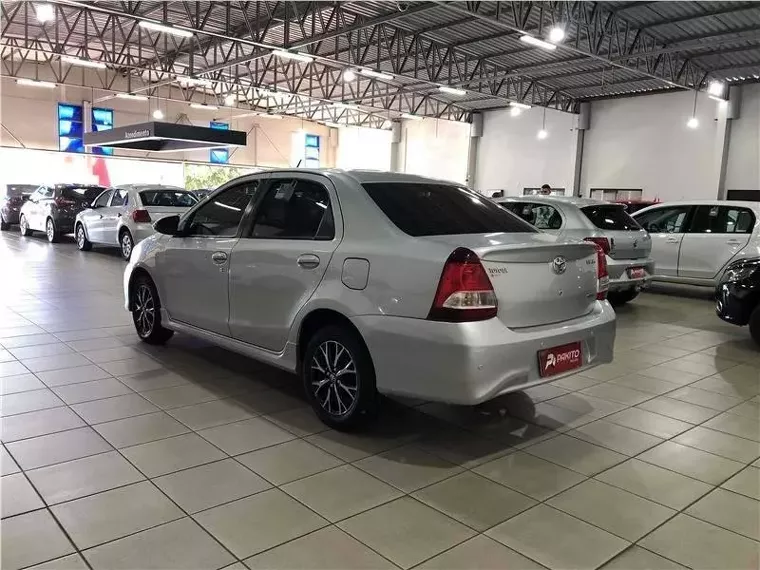 Toyota Etios Branco 11