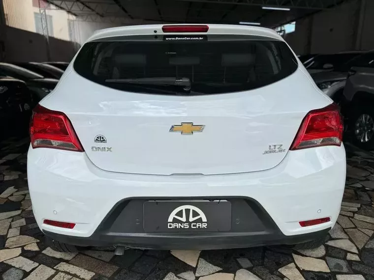 Chevrolet Onix Branco 10