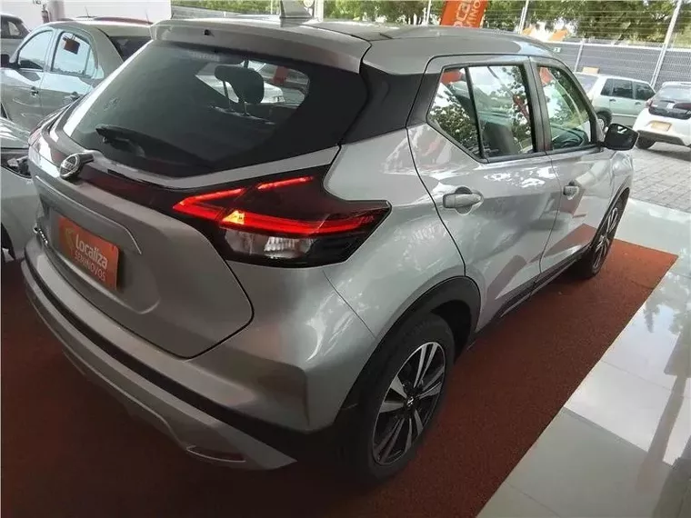 Nissan Kicks Prata 1