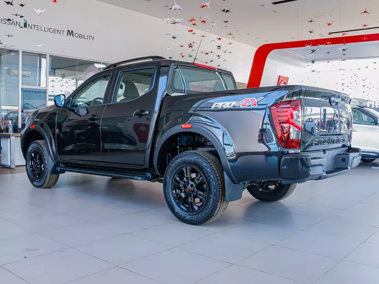 Nissan Frontier Preto 14