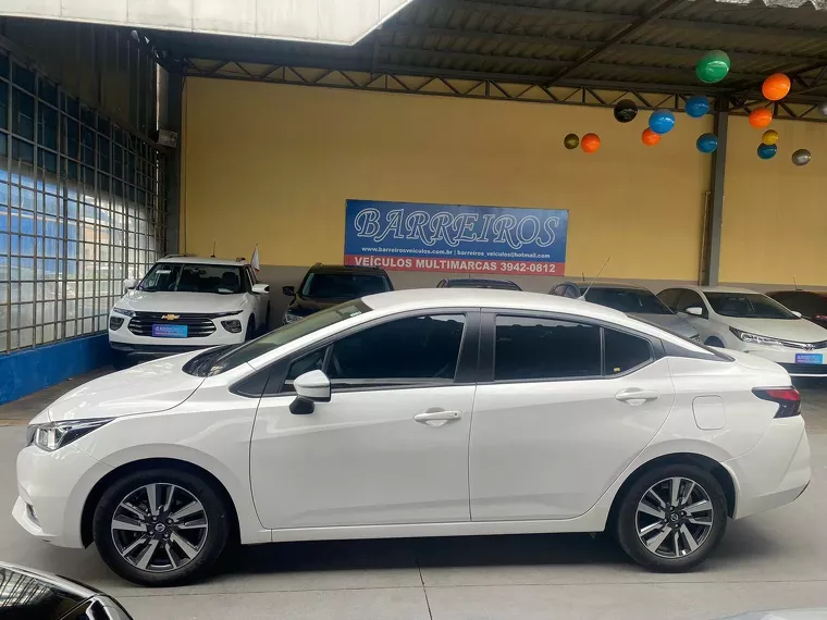 Nissan Versa Branco 19