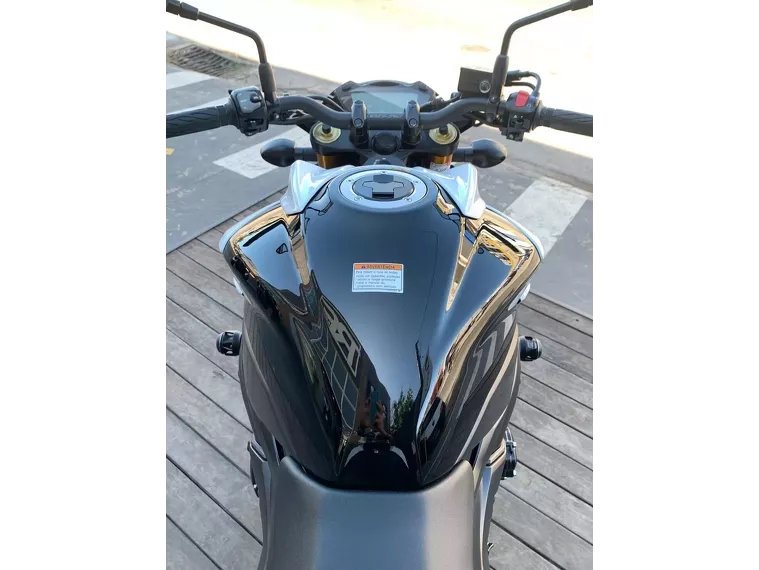 Suzuki GSX-S Preto 11