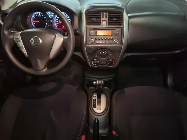 Nissan Versa Branco 16