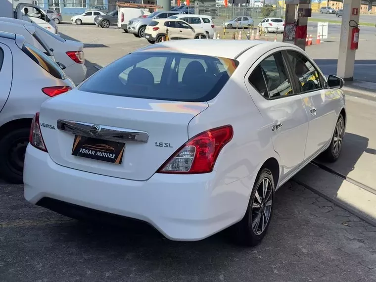 Nissan Versa Branco 3