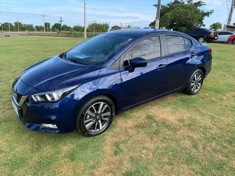 Nissan Versa Azul 2