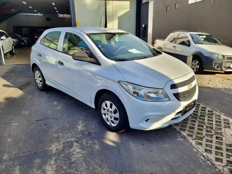 Chevrolet Onix Branco 14