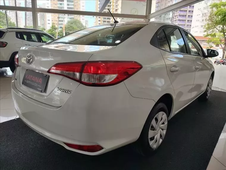 Toyota Yaris Branco 1