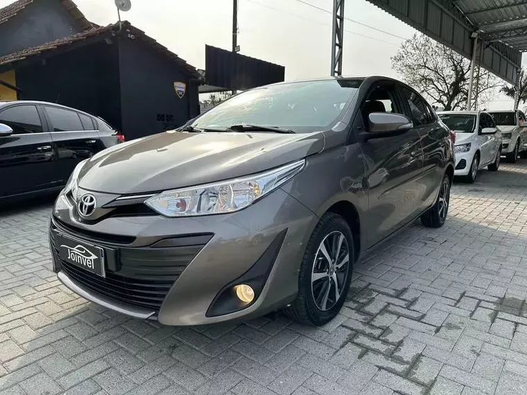 Toyota Yaris Cinza 2