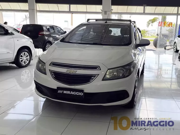 Chevrolet Onix Branco 8