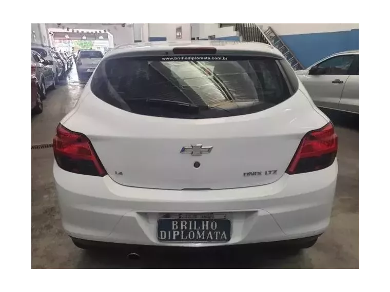 Chevrolet Onix Branco 5