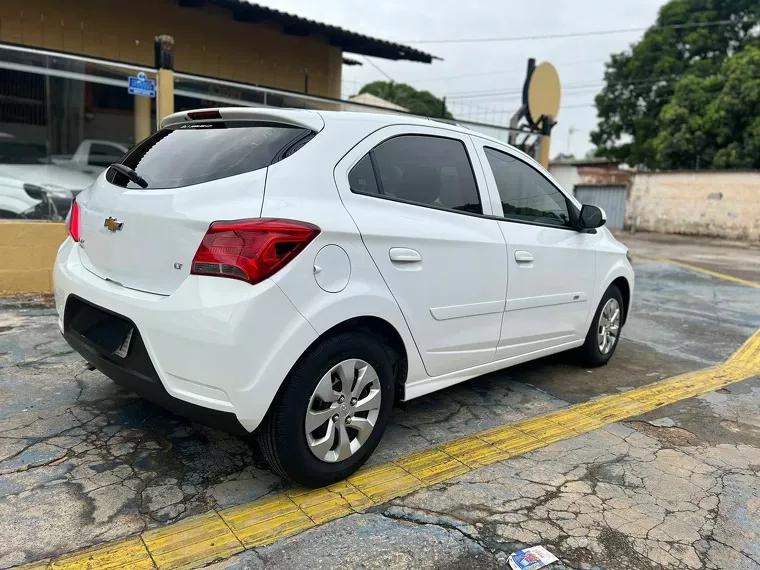 Chevrolet Onix Branco 9