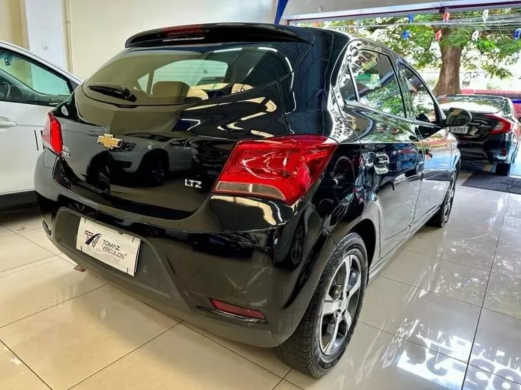 Chevrolet Onix Preto 6