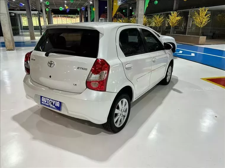 Toyota Etios Branco 12