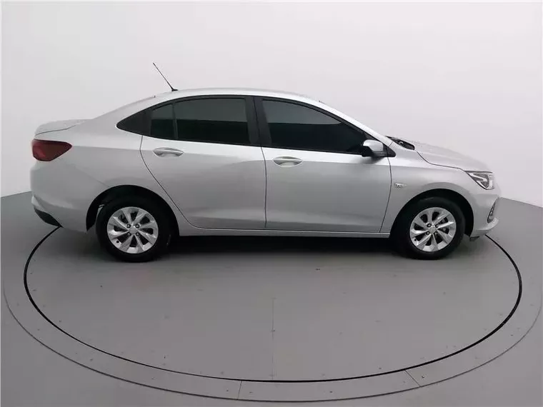 Chevrolet Onix Prata 16