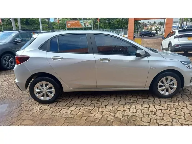 Chevrolet Onix Prata 2