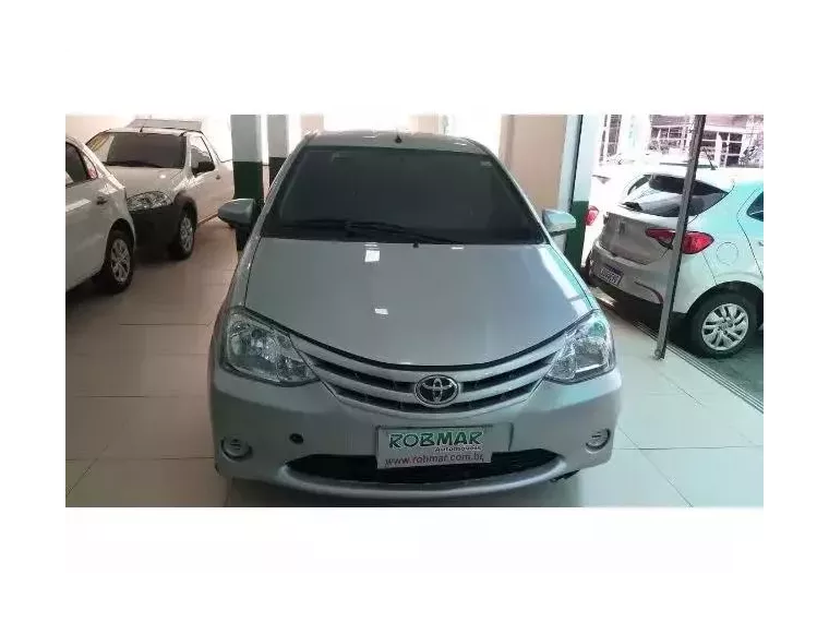 Toyota Etios Prata 2