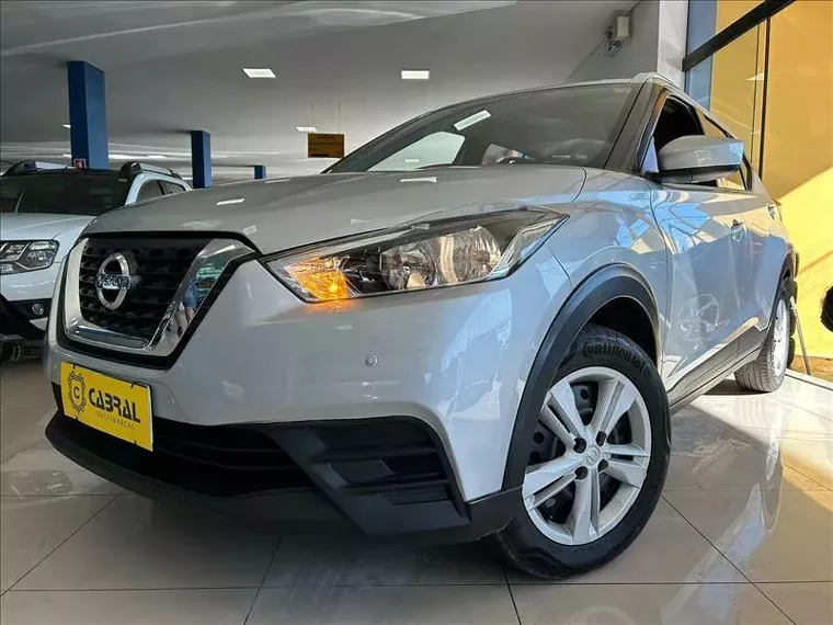 Nissan Kicks Prata 5