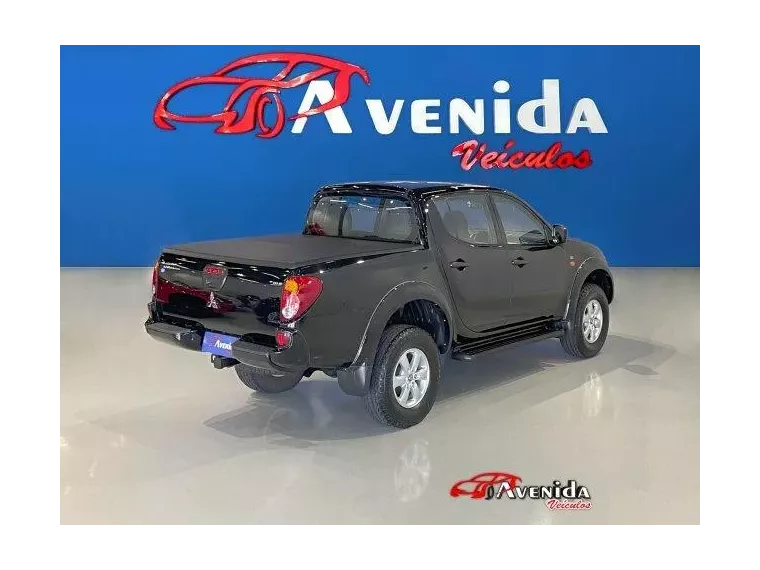 Mitsubishi L200 Triton Preto 7