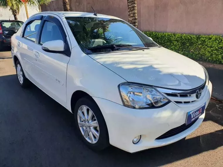 Toyota Etios Branco 7