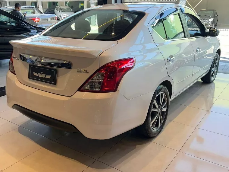 Nissan Versa Branco 11