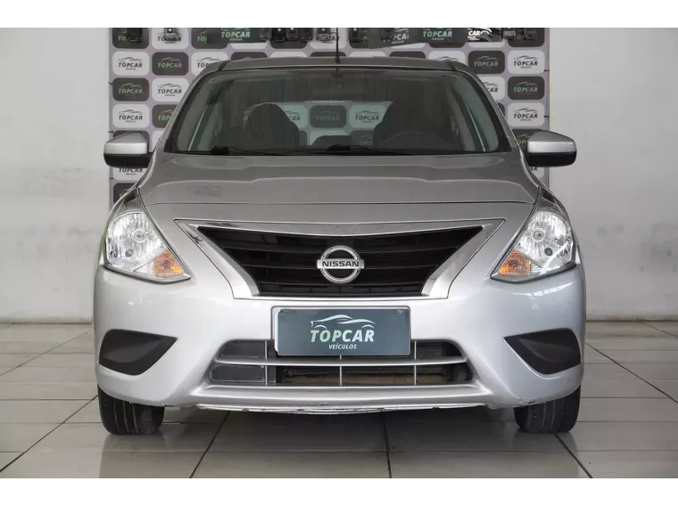 Nissan Versa Prata 14