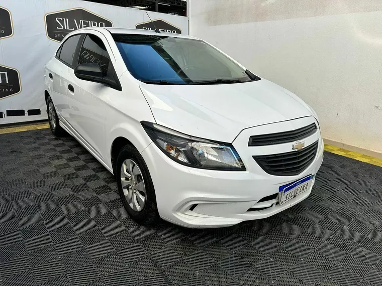 Chevrolet Onix Branco 1