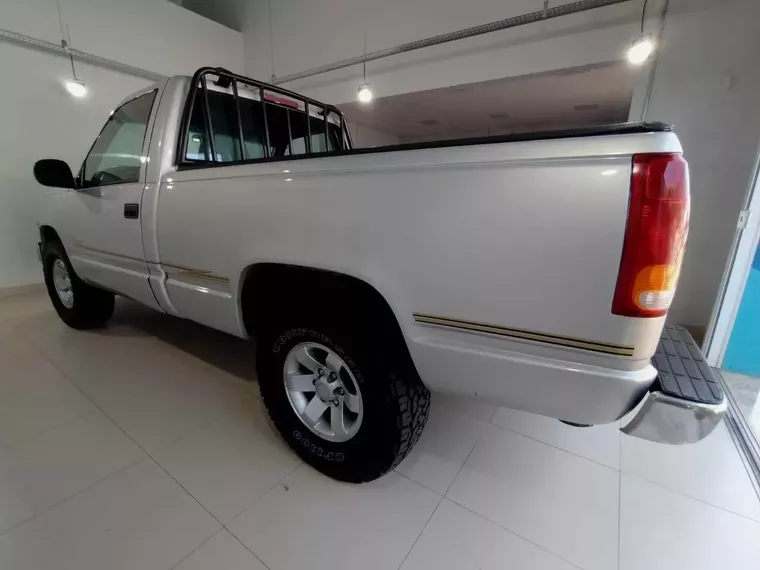 Chevrolet Silverado Prata 2